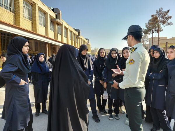 امنیت از کلاس تا خیابان؛ پلیس در جمع دانش‌آموزان بهادری