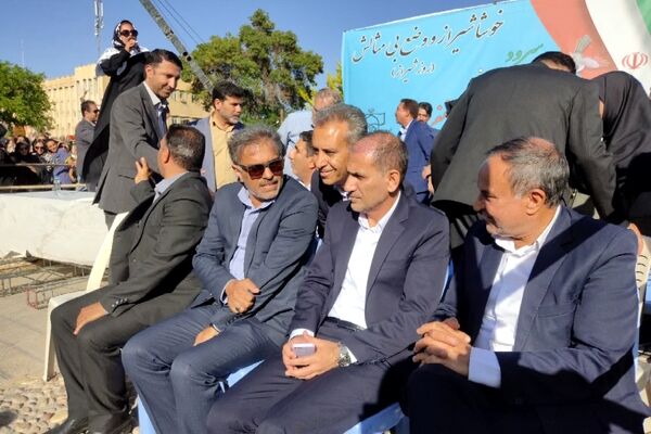 اجرای سرود همگانی دانش‌آموزان در روز شیراز