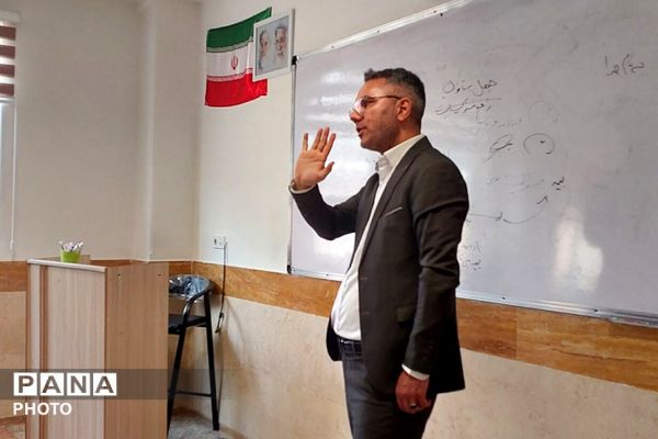  جلسه ضمن خدمت در دبیرستان نمونه‌دولتی ولایت بهارستان‌دو