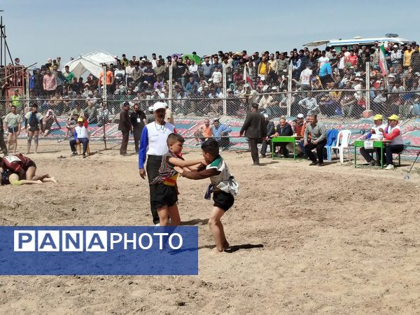رقابت پهلوانان کشتی با چوخه در گود امام مرشد فاروج - میراثی ۴۰۰ ساله