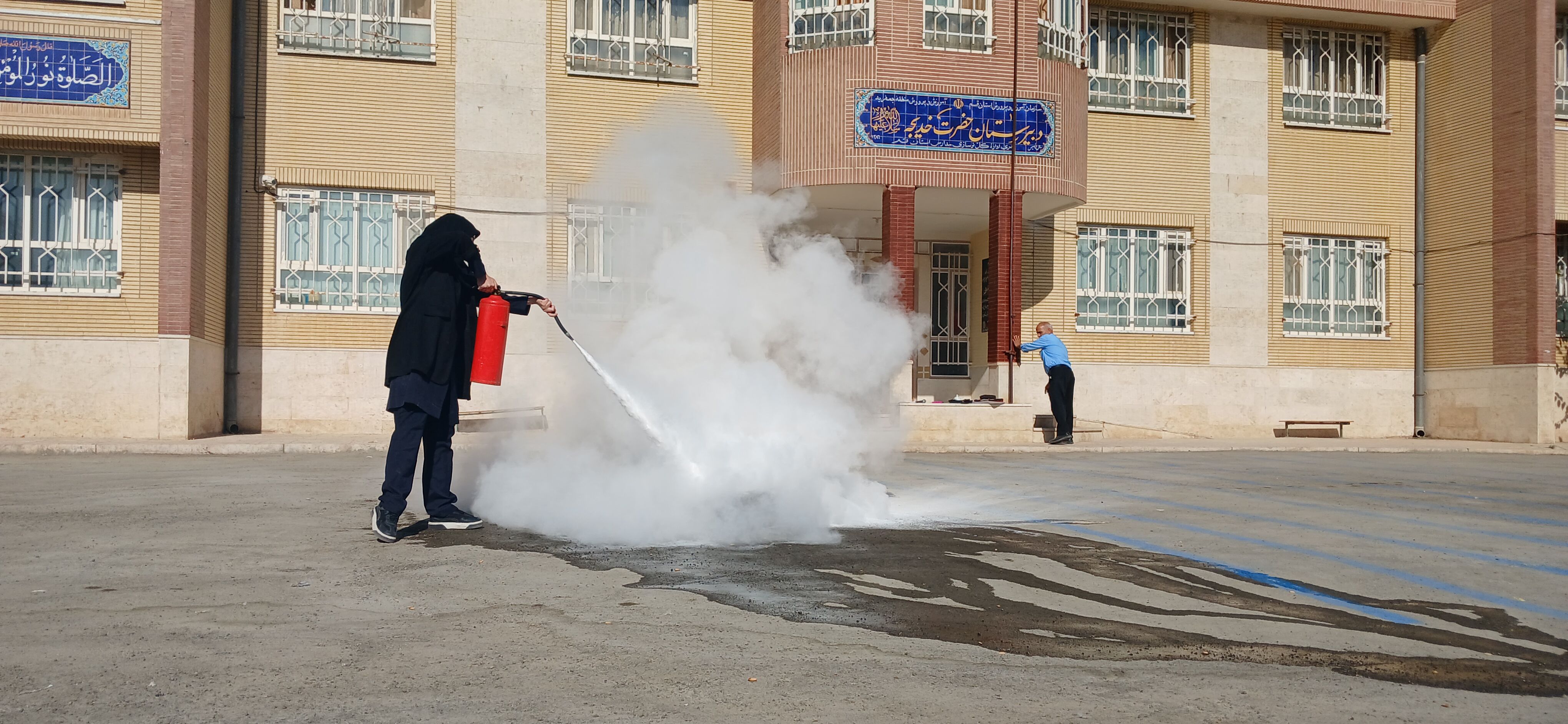آموزش آتش نشانی و اقدامات ایمنی در دبیرستان حضرت خدیجه (س) جعفریه