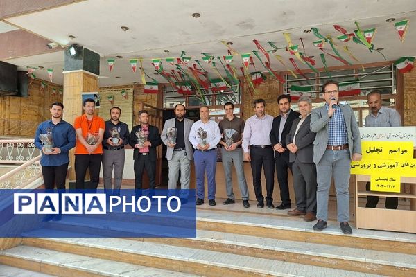 مراسم تجلیل از دانش آموزان برتر در بهارستان‌۲