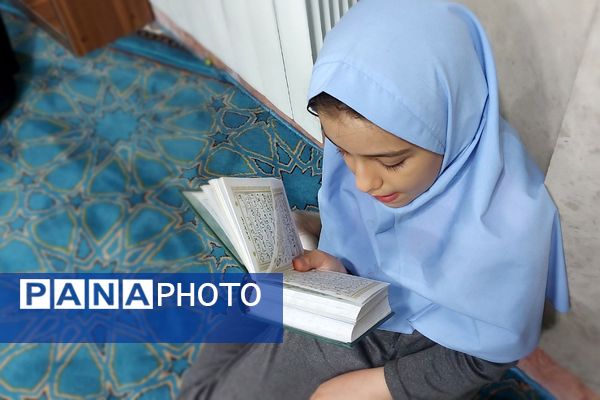 اقامه نماز جماعت در دبستان دخترانه حکمت شهرری