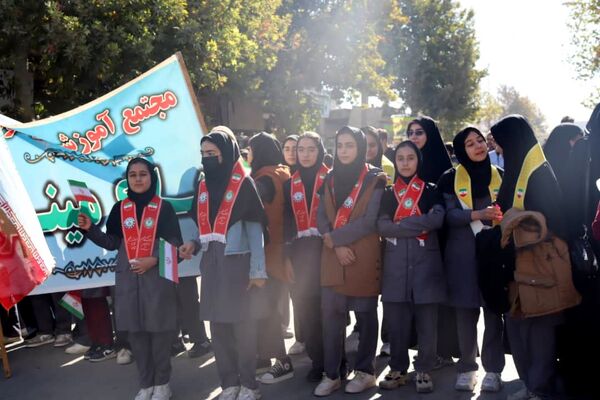فریاد مرگ بر آمریکا در کوهدشت ؛ حماسه حضور دانش آموزان در سیزده آبان