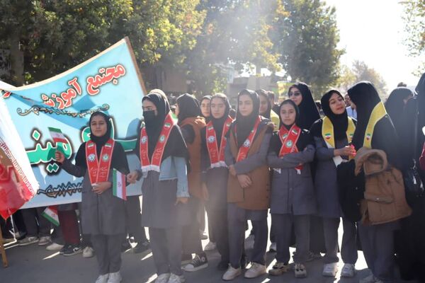 فریاد مرگ بر آمریکا در کوهدشت ؛ حماسه حضور دانش آموزان در سیزده آبان