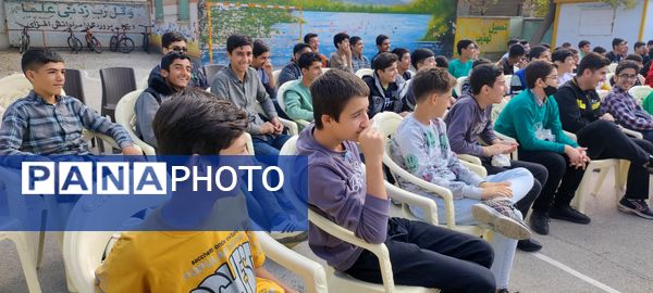 آشنا شدن دانش‌آموزان مدرسه فرزانگان با انواع آسیب‌های اجتماعی 