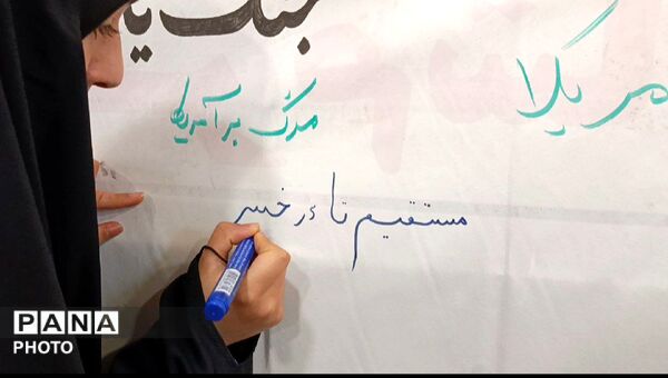 نمایشگاه تصاویر شهدای جنگ رمضان در روستای مومن آباد قم