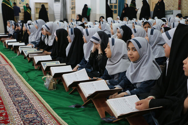 محفل دانش‌آموزی انس با قرآن در آستان مقدس چهل اختران قم