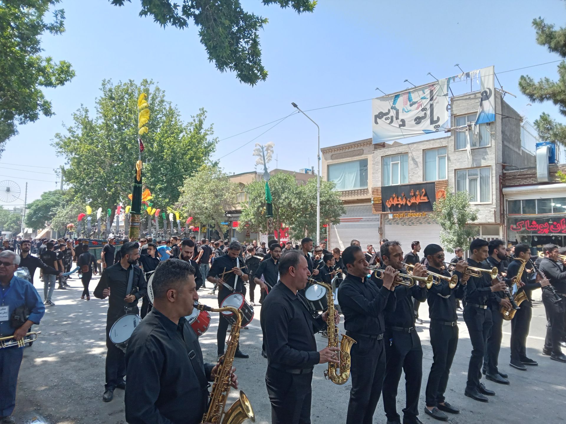 خیابان امام در روز تاسوعای حسینی حال و هوای دیگری میدهد 