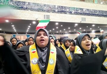 همایش بزرگ دانش‌آموزان مجموعه مدارس شهید مهدی هندویان در قم