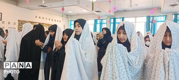 برپایی نماز جماعت با حضور پرشور دانش‌آموزان دبیرستان تیمسار فلاحی ناحیه 1 کرج 