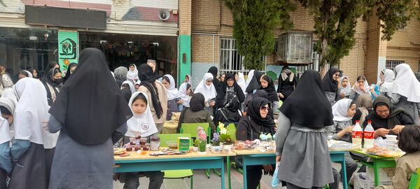 بازارچه کسب و کار دانش‌‍آموزان مدرسه حضرت رقیه(س)