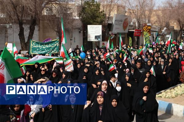 شکوه همبستگی مردم آباده در راهپیمایی ۲۲ بهمن