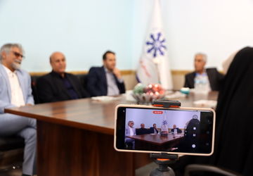 دیدار مدیر آموزش و پرورش و فرماندار اسلامشهر با خواهران دوقلوی رتبه ۵ و ۶ کنکور