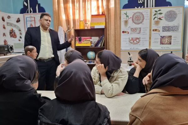 دانش‌آموزان دبیرستان ساره در پژوهشسرای فرهنگ مهارت‌های علمی را تجربه کردند