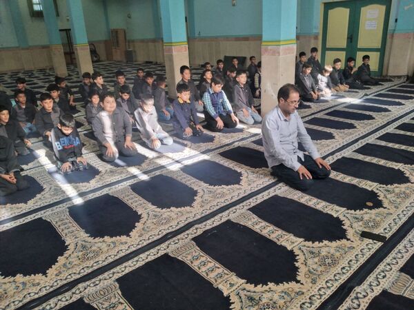 فریضه‌ نماز جماعت مدرسه صاحب الزمان (عج) سفیدار 