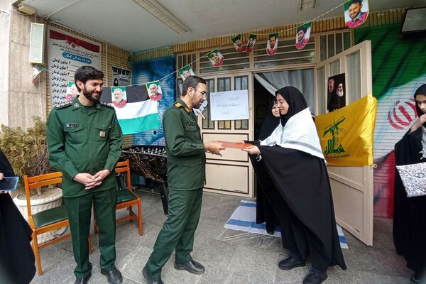 تجلیل از فرمانده واحد بسیج دانش‌آموزی دبیرستان فرزانگان قوچان 