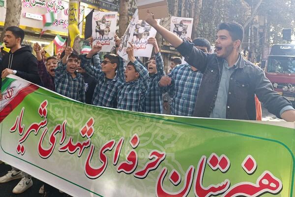 حضور پرشور دختران و پسران شهریار در روز استکبار ستیزی