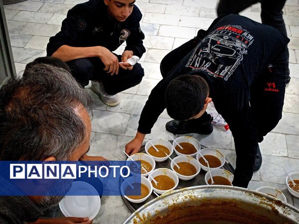 پخش غذای نذری بین دانش آموزان دبیرستان میثاق 