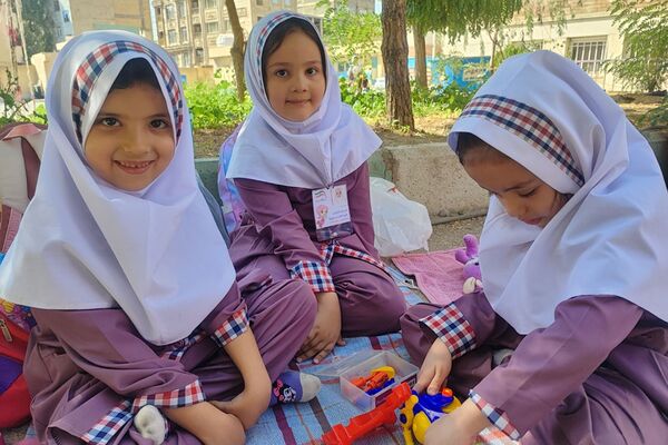 شادی و هیاهوی کودکان در اردوی درون مدرسه‌ای  آموزشگاه ایران ۲ به مناسب هفته ملی کودک 