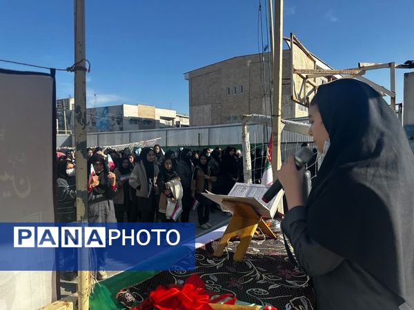 نواختن زنگ انقلاب در دبیرستان هیأت‌امنایی طه