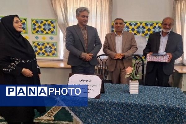 مراسم تجلیل و تکریم مقام آزاده در دبیرستان شاهد شهید حمامی ناحیه ۶ مشهد