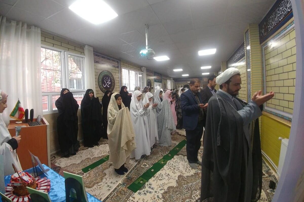 نماز مادر و دختری در دبیرستان عفت آهنگری 