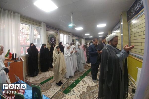 نماز مادر و دختری در دبیرستان عفت آهنگری 