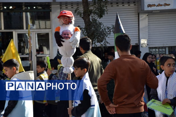 حماسه حضور نوجوانان تربت‌حیدریه در روز دانش‌آموز