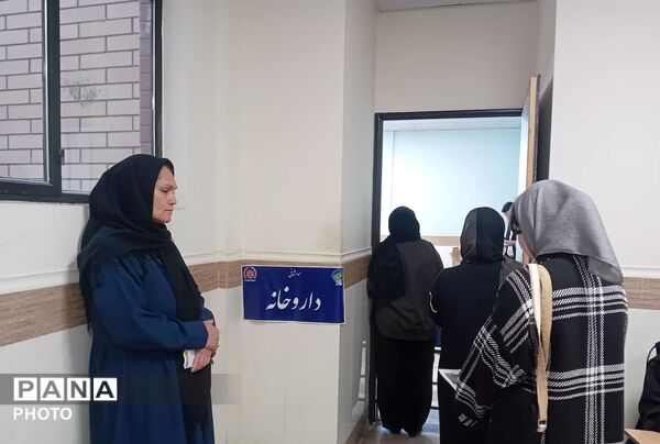 خدمت‌رسانی کادر درمان گروه جهادی سلامت  به مردم نیازمند ساوجبلاغ 