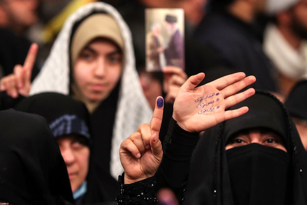 دیدار جمعی از رأی اولی‌ها و خانواده‌های شهدا با رهبر انقلاب اسلامی