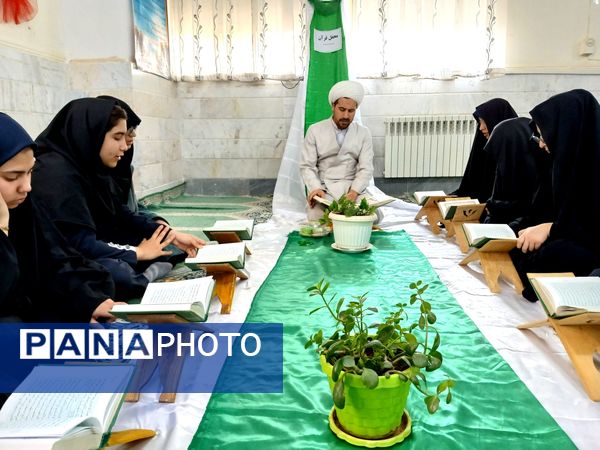 برپایی محفل قرآنی در دبیرستان دارالزهرا(س) قم