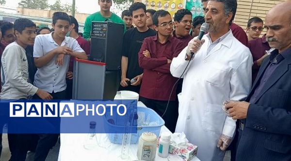 انجام آزمایش‌های علمی در دبیرستان نمونه آیت الله خامنه‌ای کاشمر 