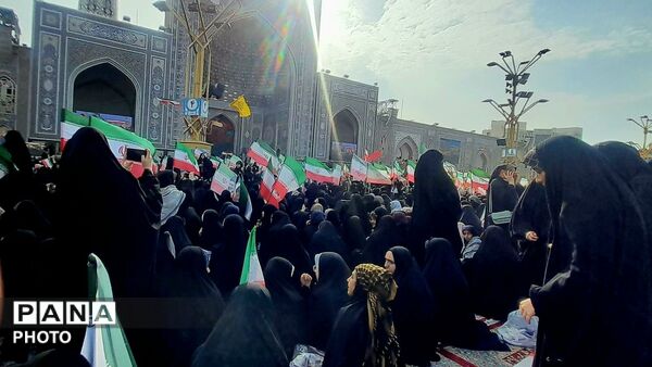 اجتماع بزرگ مشت‌های گره کرده در مشهد