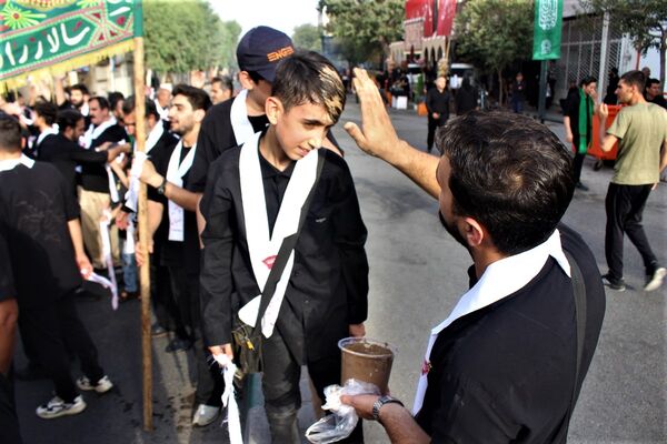 حضور پرشور کودکان قمی در دسته‌های عزاداری روز تاسوعا 