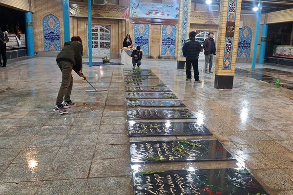 غبارروبی مزار شهدای گمنام توسط نوجوانان جهادگر شیرازی