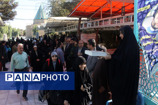 اعزام نخستین گروه از دختران دانش‌آموز ناحیه یک قم به اردوی راهیان نور