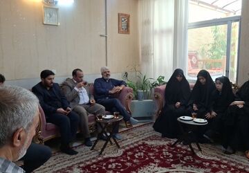  دیدار مسئولین استانی  با خانواده شهید داوود میرزایی