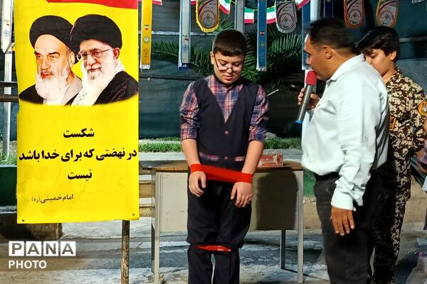 اجتماع پرشور دانش‌آموزان دبستان پسرانه مرصاد۱ در غرفه شهدای دانش آموز ورامین 