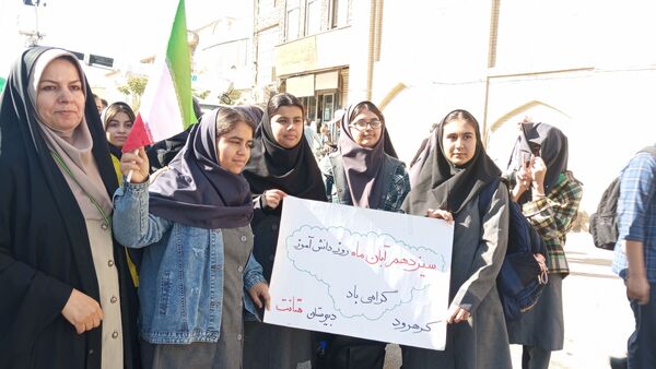 حضور پرشور دانش آموزان اراکی در یوم الله 13 آبان 