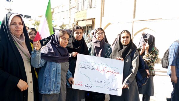 حضور پرشور دانش آموزان اراکی در یوم الله 13 آبان 