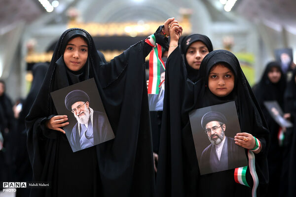 برگزاری همایش بزرگ جمع‌خوانی دانش‌آموزان با اجرای سرود و نوحه حماسی «باید برخاست» -2
