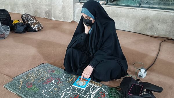 قرائت زیارت عاشورا توسط زائران مسجد جمکران در گلزار شهدای یاسوج