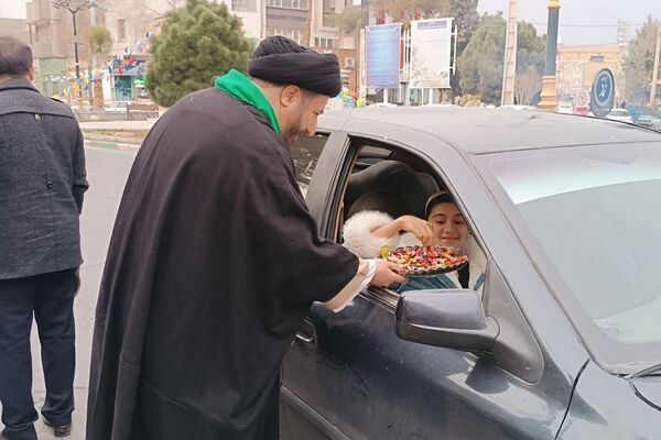 پیشوا غرق در نور نیمه شعبان