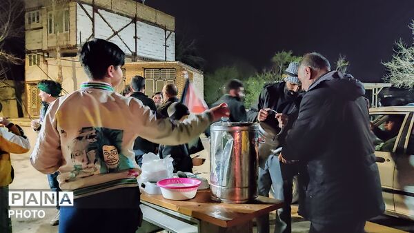 زن و مرد و پیر و جوان این شب ها در اجتماعات خیابانی شهر بار 