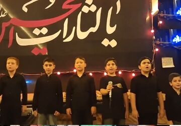 اجرای گروه سرود نوجوانان در تجمع شبانه میدان رزمندگان قم