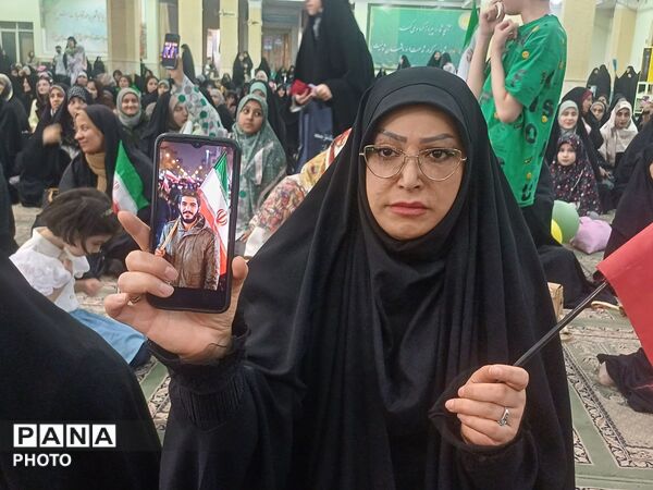 تجدید بیعت دختران وطن با آرمان‌های انقلاب در حسینیه امام