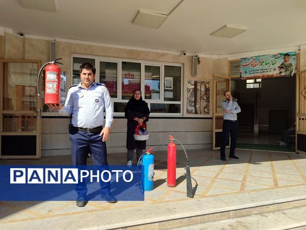 آموزش اطفای حریق به دانش‌آموزان مدرسه دخترانه شهید زین الدین