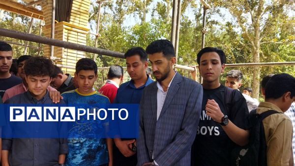 ادای احترام دانش آموزان پایه دهم  دبیرستان شاهد ابوذر غفاری به مقام شامخ شهدا