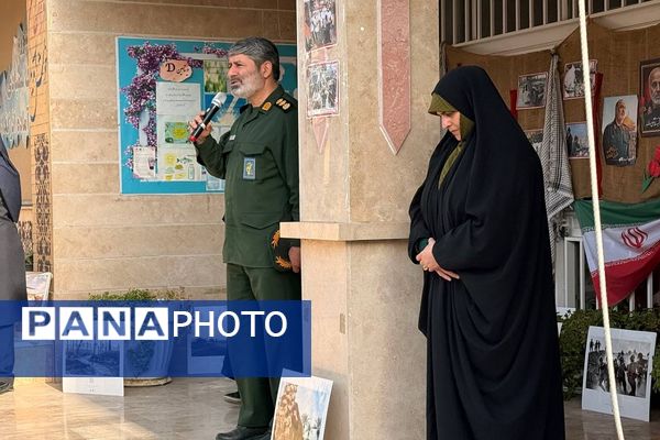تقدیر از خانواده شهید خلبان علی بلورخانی در دبیرستان استعدادهای درخشان فرزانگان شهریار 
